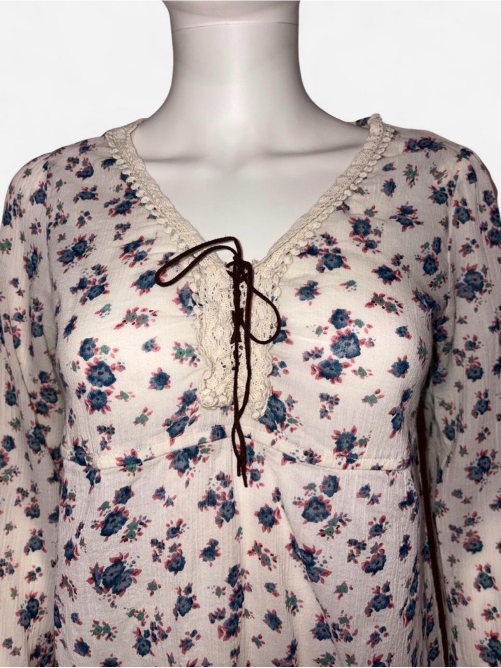 Decree Cream Floral long bell sleeve tunic blouse - Picture 3 of 7